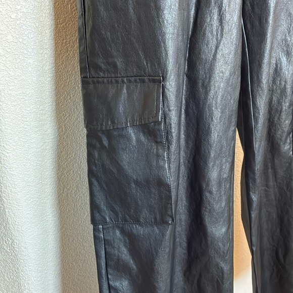 FASHION NOVA cargo pants, wide leg, black faux leather, zip, high waist. M - Picture 7 of 17